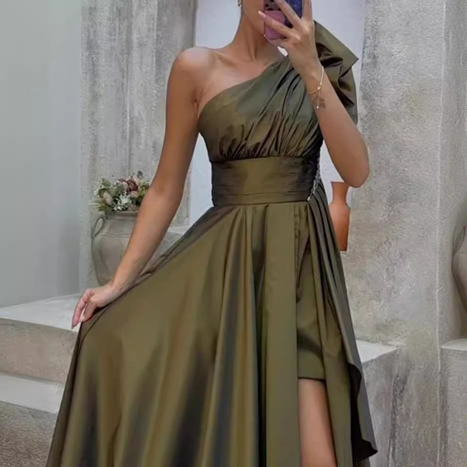 Damernas Asymmetrisk Maxiklänning med Elegant Snitt och Hög Slits Mirla-Eva Jonsson