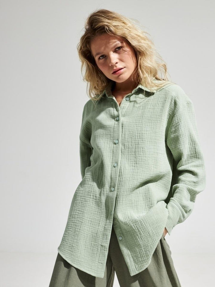 Damernas Avslappnad Blus i Lätt Rutig Design med Lång Ärme Mirla-Eva Jonsson