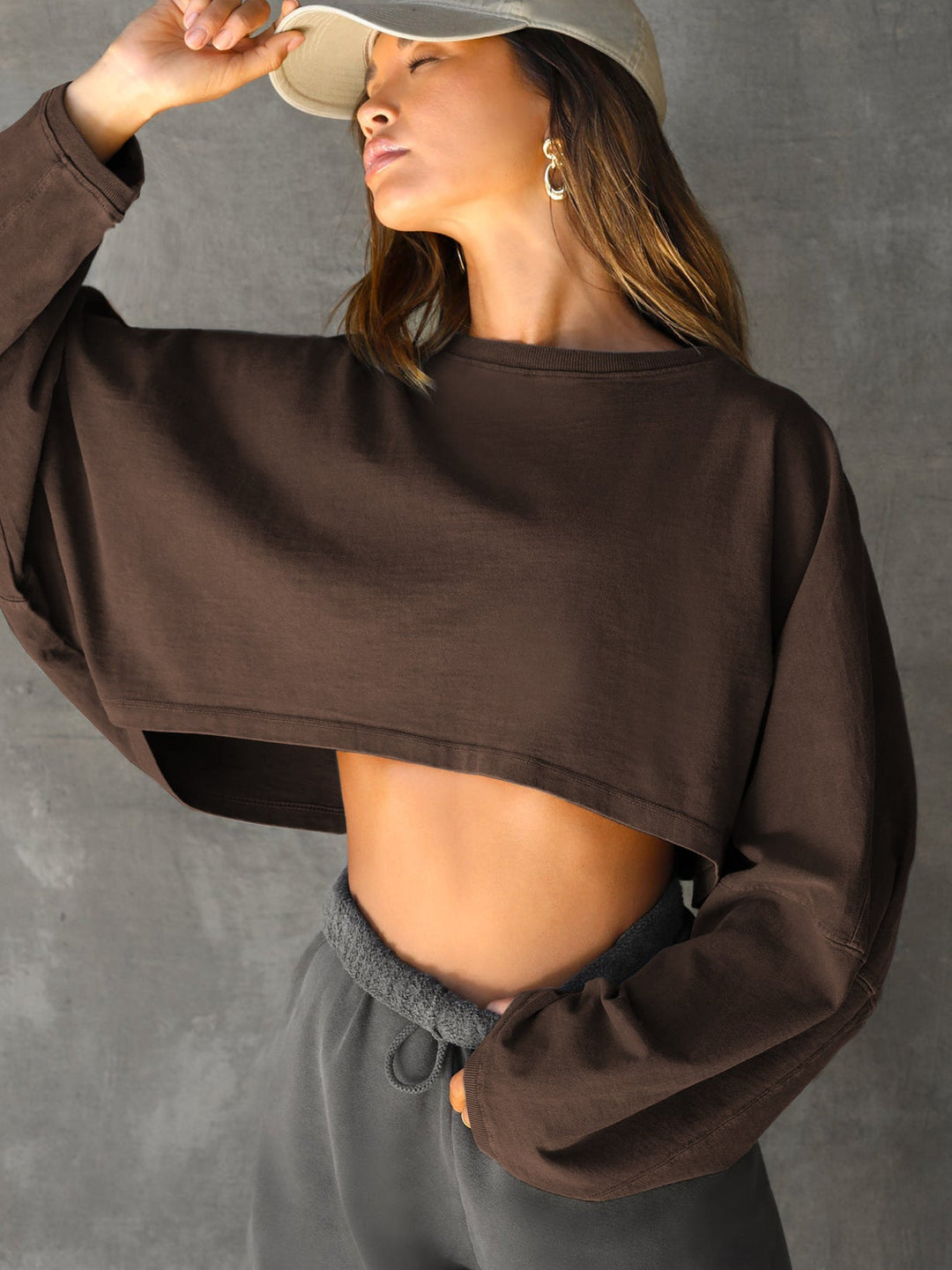 Damernas Avslappnad Cropped Sweatshirt med Låg Skärning och Ballongärmar Mirla-Eva Jonsson