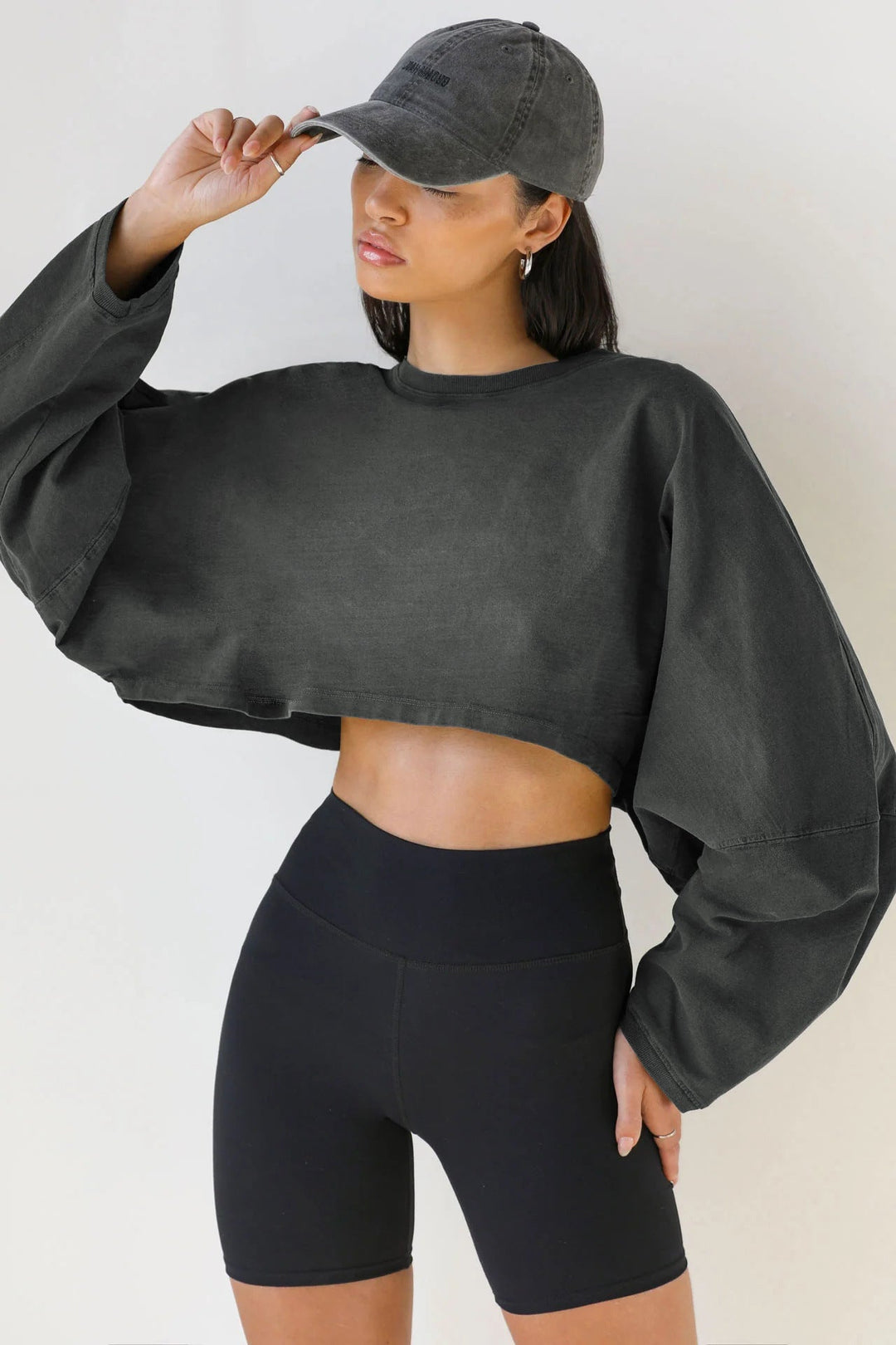 Damernas Avslappnad Cropped Sweatshirt med Låg Skärning och Ballongärmar Mirla-Eva Jonsson