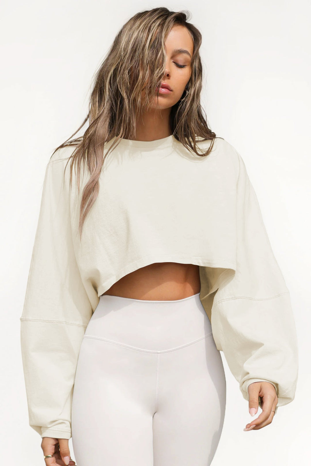 Damernas Avslappnad Cropped Sweatshirt med Låg Skärning och Ballongärmar Mirla-Eva Jonsson