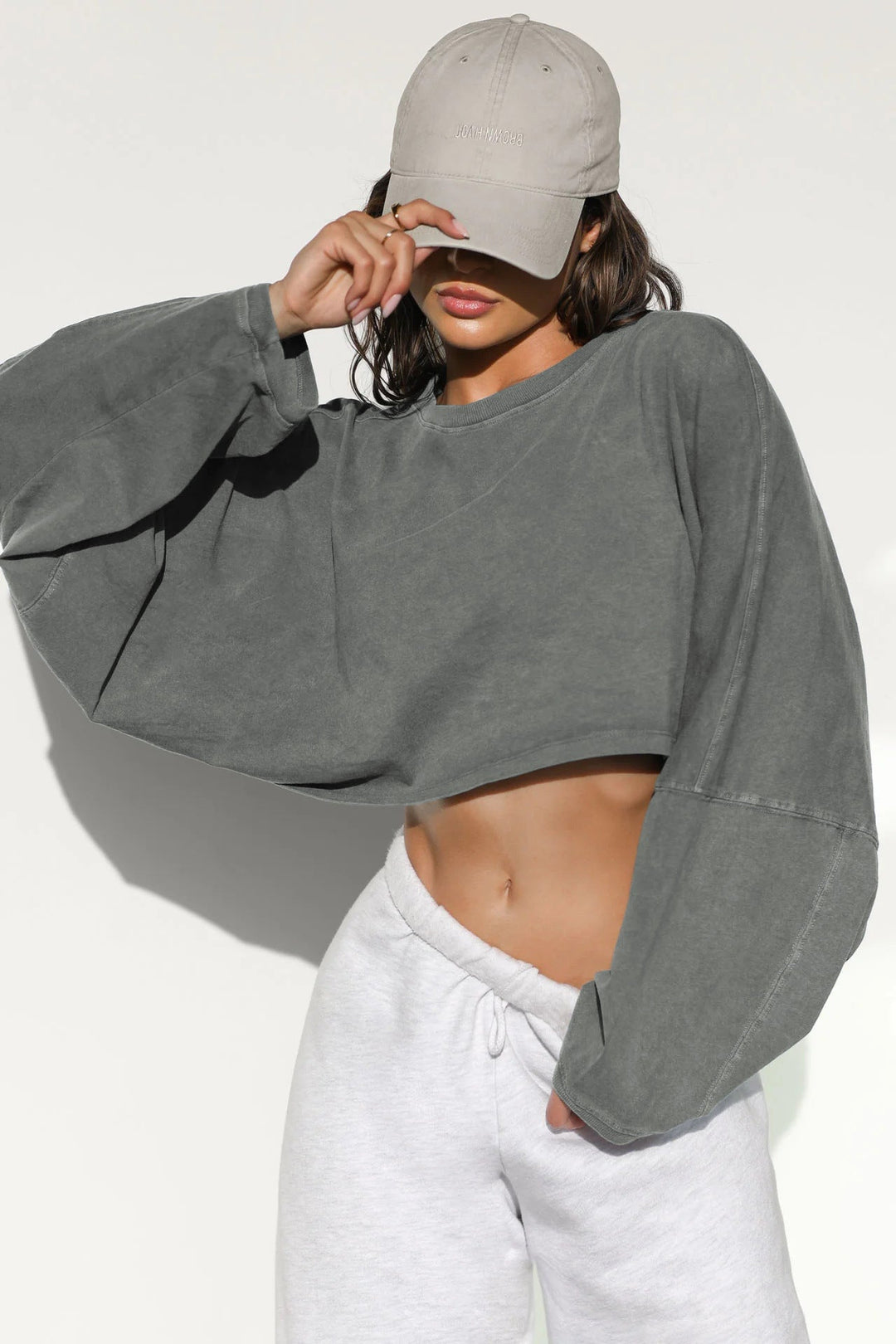 Damernas Avslappnad Cropped Sweatshirt med Låg Skärning och Ballongärmar Mirla-Eva Jonsson