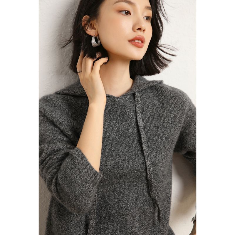 Damernas Avslappnad Stickad Tröja med Huva och Fint Strukturerad Yta Mirla-Eva Jonsson