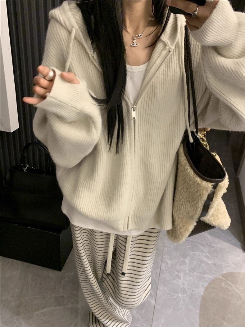Damernas Bekväm Stickad Hoodie med Rymlig Huvudbonad och Dragkedja Mirla-Eva Jonsson