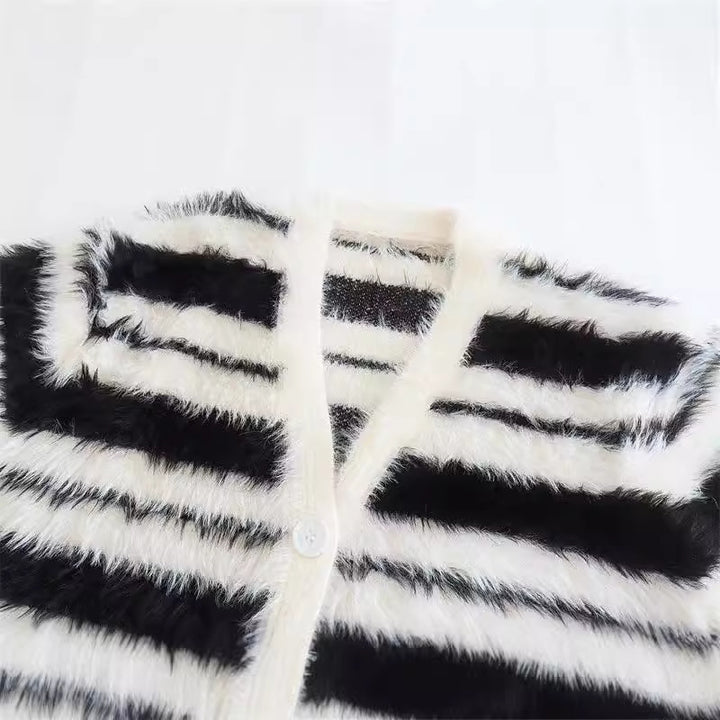 Damernas Bekväm Stickad Kardigan med Modern Randig Design och Mjukt Material Mirla-Eva Jonsson