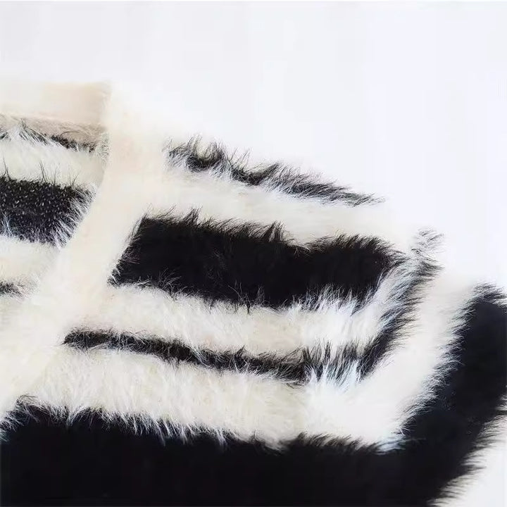 Damernas Bekväm Stickad Kardigan med Modern Randig Design och Mjukt Material Mirla-Eva Jonsson