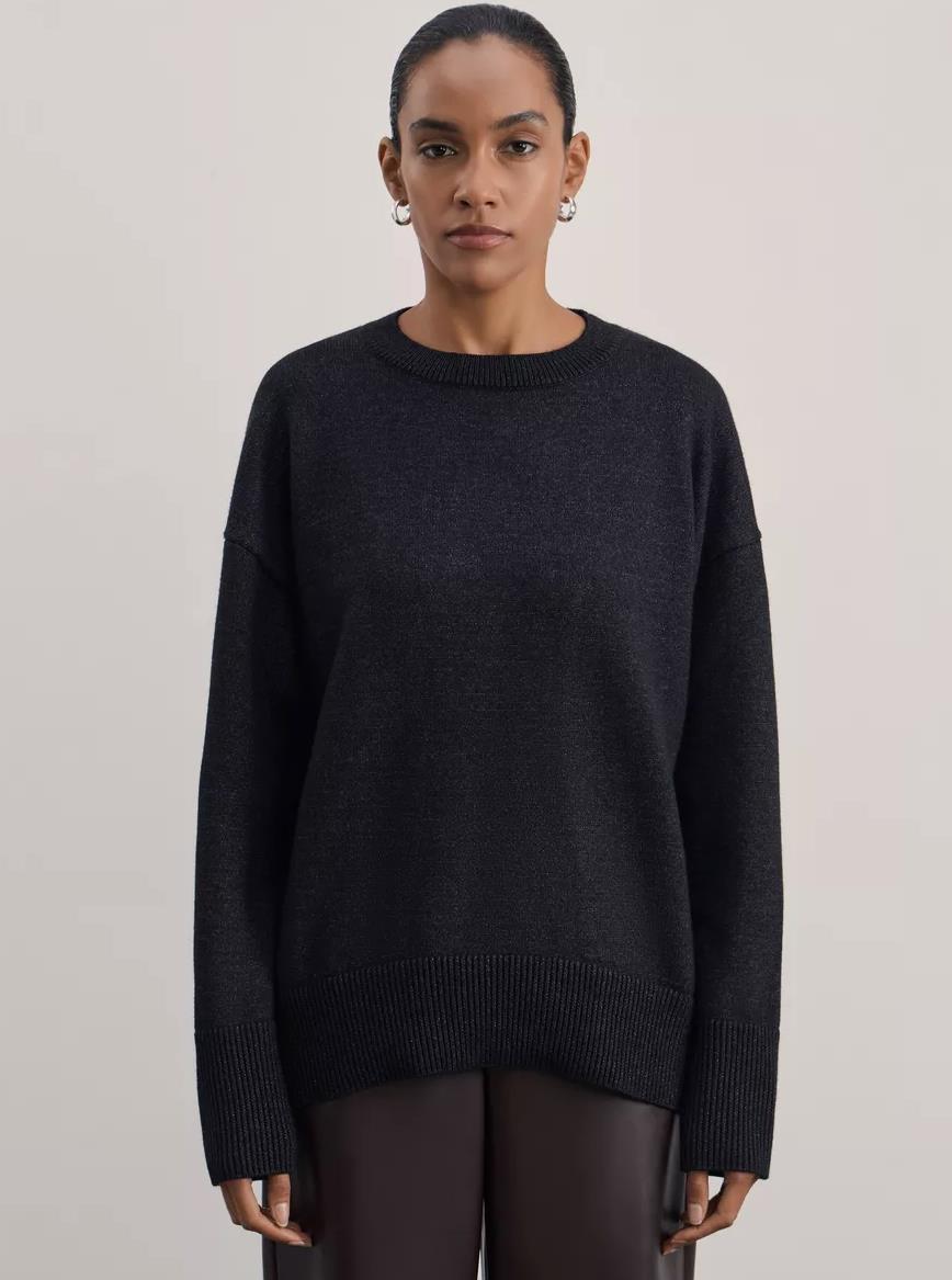 Damernas Bekväm och elegant stickad tröja med överlappande axlar och ribbad mudd Mirla-Eva Jonsson
