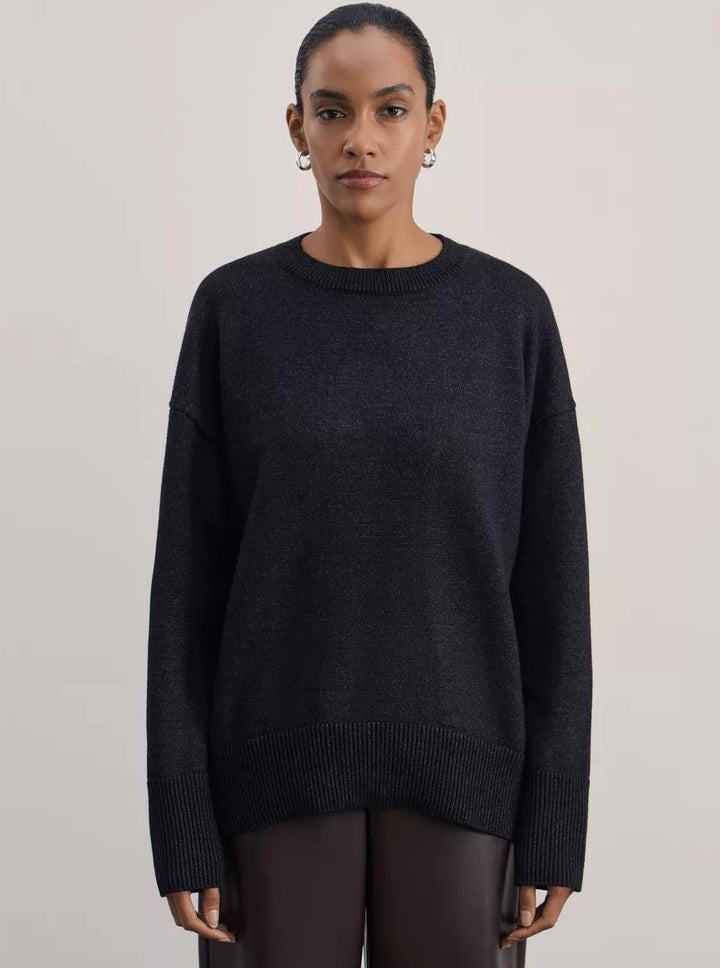 Damernas Bekväm och elegant stickad tröja med överlappande axlar och ribbad mudd Mirla-Eva Jonsson