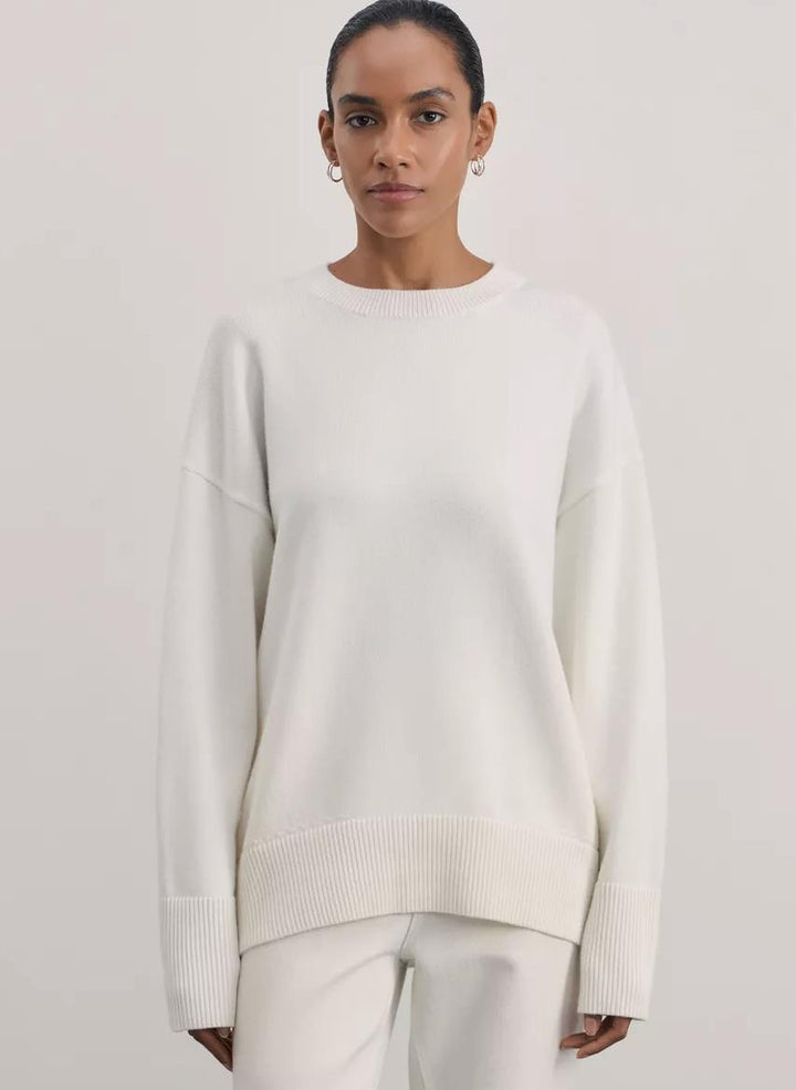 Damernas Bekväm och elegant stickad tröja med överlappande axlar och ribbad mudd Mirla-Eva Jonsson