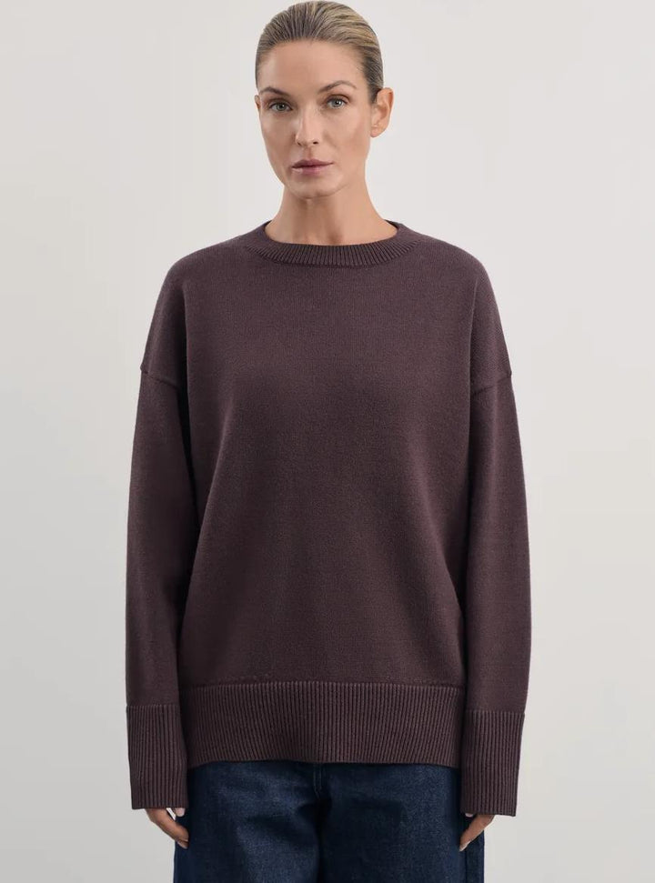 Damernas Bekväm och elegant stickad tröja med överlappande axlar och ribbad mudd Mirla-Eva Jonsson