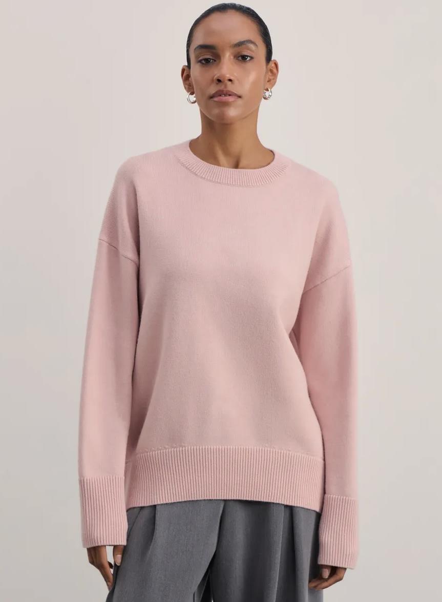 Damernas Bekväm och elegant stickad tröja med överlappande axlar och ribbad mudd Mirla-Eva Jonsson
