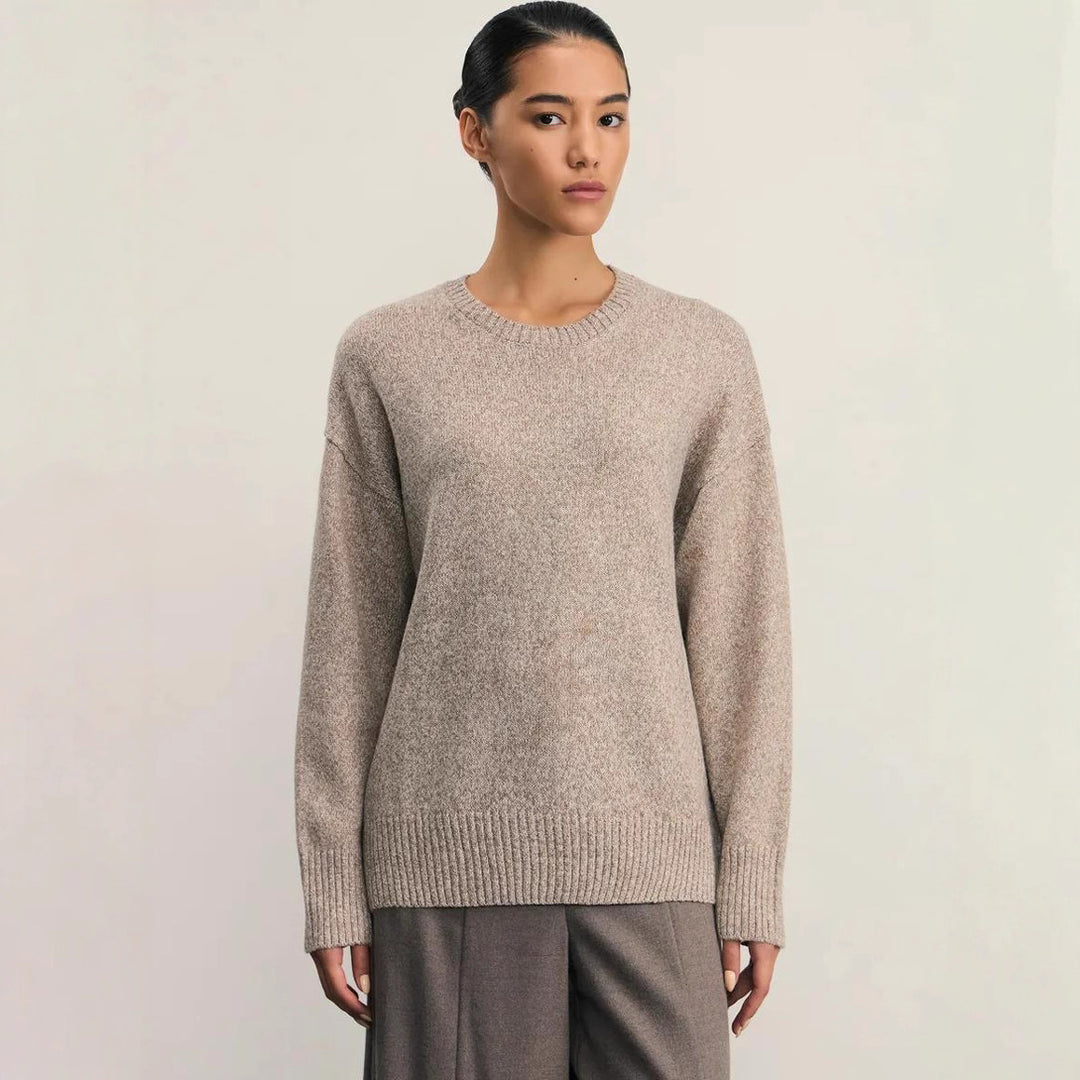 Damernas Bekväm och elegant stickad tröja med överlappande axlar och ribbad mudd Mirla-Eva Jonsson