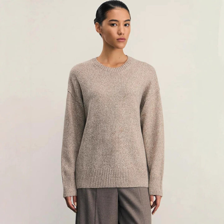 Damernas Bekväm och elegant stickad tröja med överlappande axlar och ribbad mudd Mirla-Eva Jonsson