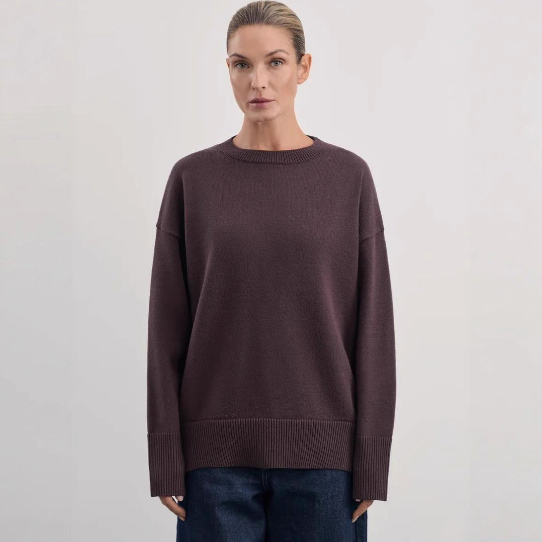 Damernas Bekväm och elegant stickad tröja med överlappande axlar och ribbad mudd Mirla-Eva Jonsson