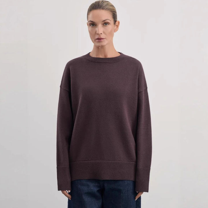 Damernas Bekväm och elegant stickad tröja med överlappande axlar och ribbad mudd Mirla-Eva Jonsson