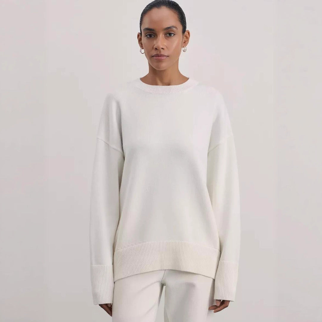 Damernas Bekväm och elegant stickad tröja med överlappande axlar och ribbad mudd Mirla-Eva Jonsson