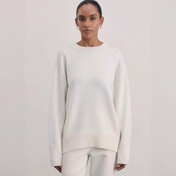 Damernas Bekväm och elegant stickad tröja med överlappande axlar och ribbad mudd Mirla-Eva Jonsson
