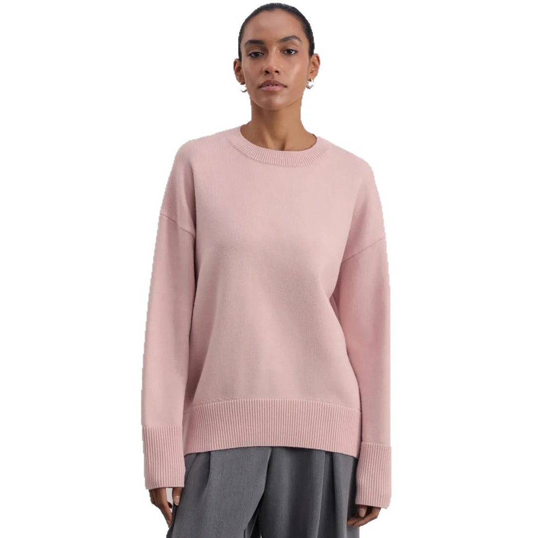 Damernas Bekväm och elegant stickad tröja med överlappande axlar och ribbad mudd Mirla-Eva Jonsson