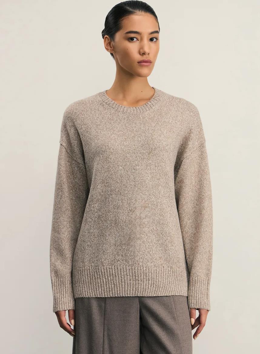Damernas Bekväm och elegant stickad tröja med överlappande axlar och ribbad mudd Mirla-Eva Jonsson