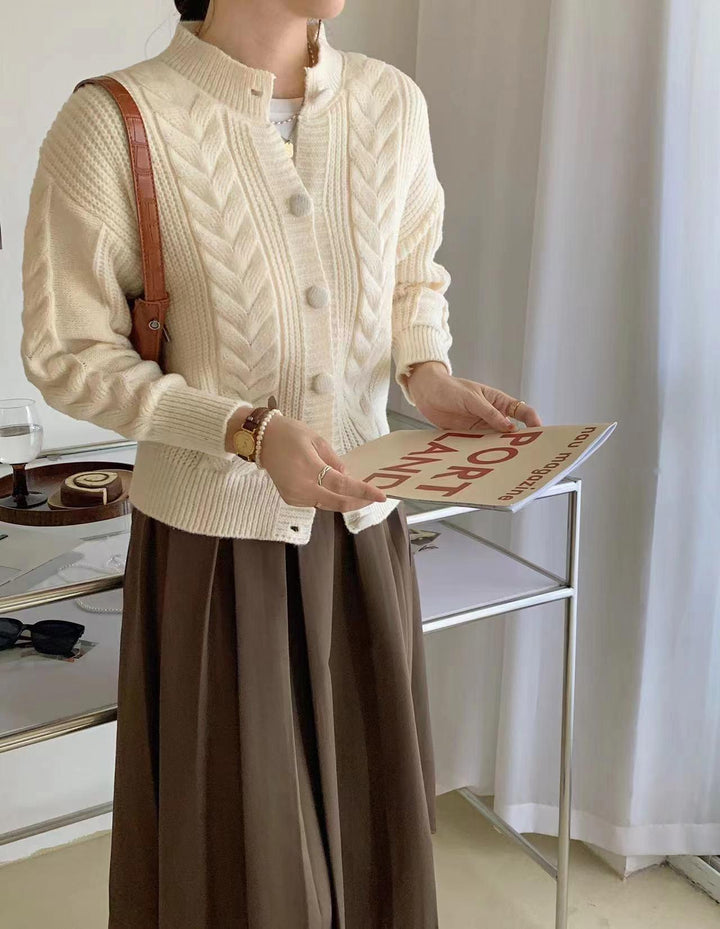 Damernas Bekväma Stickad Cardigan med Flätad Mönster och Stora Knappar Mirla-Eva Jonsson
