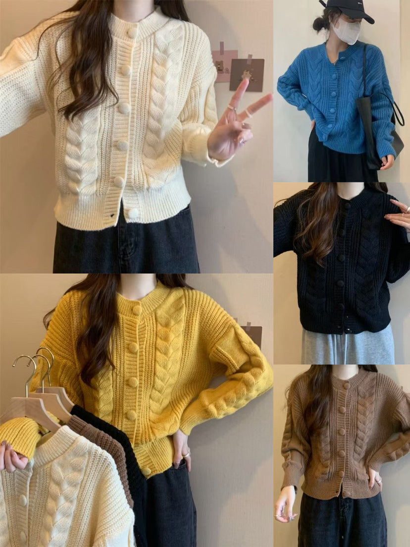 Damernas Bekväma Stickad Cardigan med Flätad Mönster och Stora Knappar Mirla-Eva Jonsson
