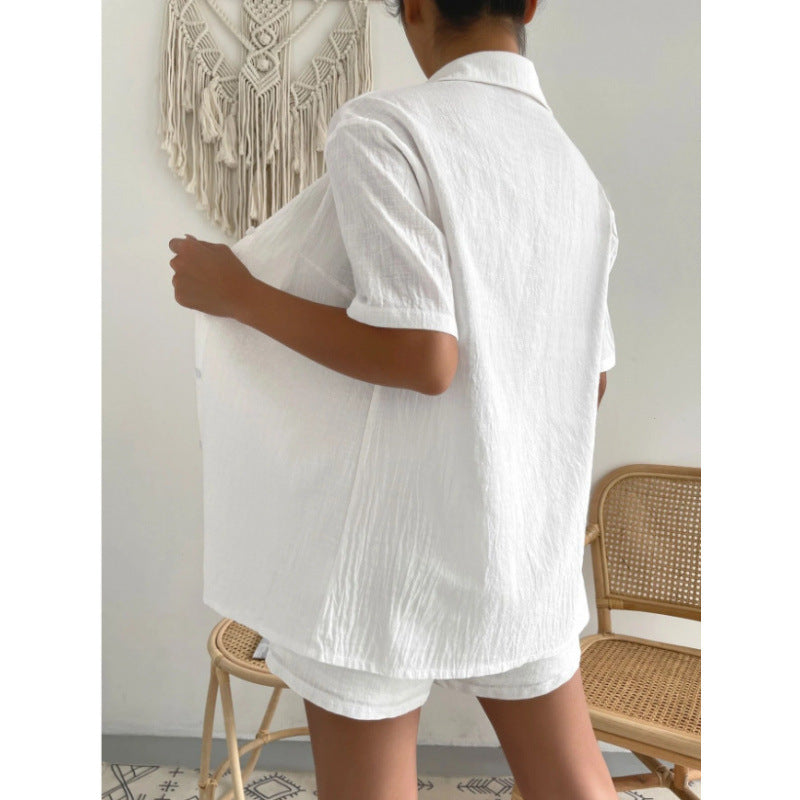 Damernas Chic Loungewear-kombination bestående av lätt, andningsbar skjorta och shorts Mirla-Eva Jonsson