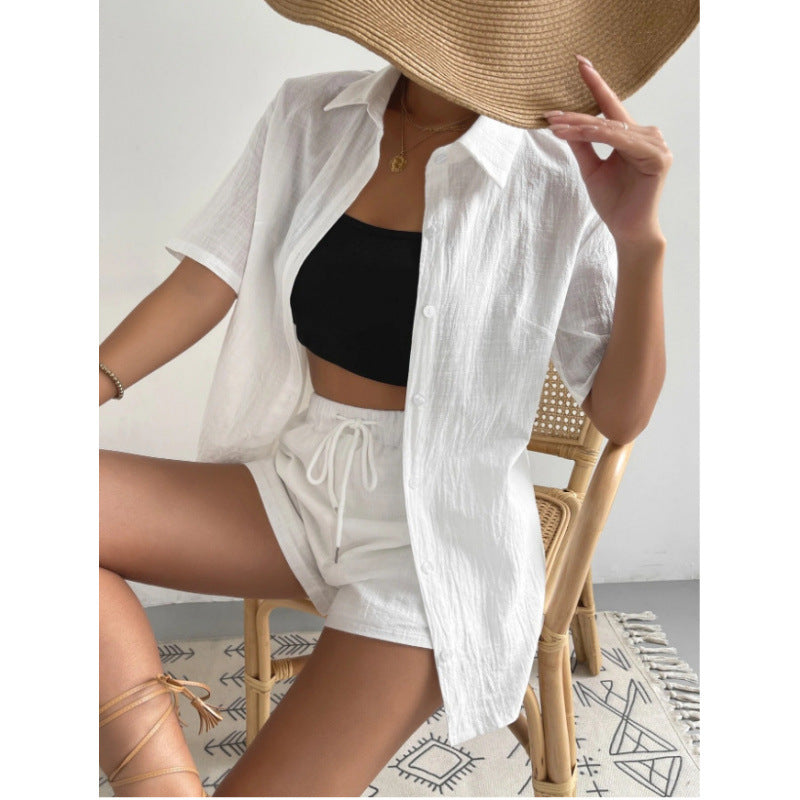 Damernas Chic Loungewear-kombination bestående av lätt, andningsbar skjorta och shorts Mirla-Eva Jonsson