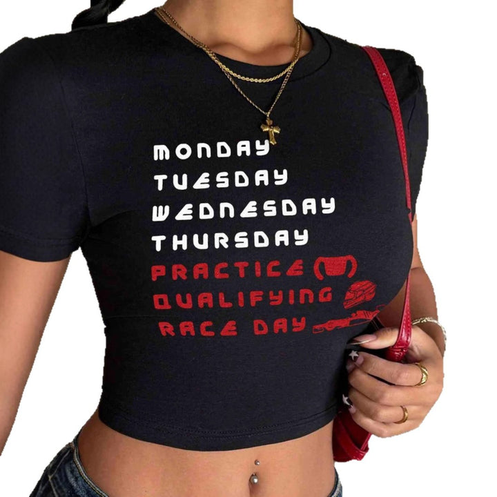 Damernas Crop-T-Shirt med stiligt racingmotiv och charmig text Mirla-Eva Jonsson