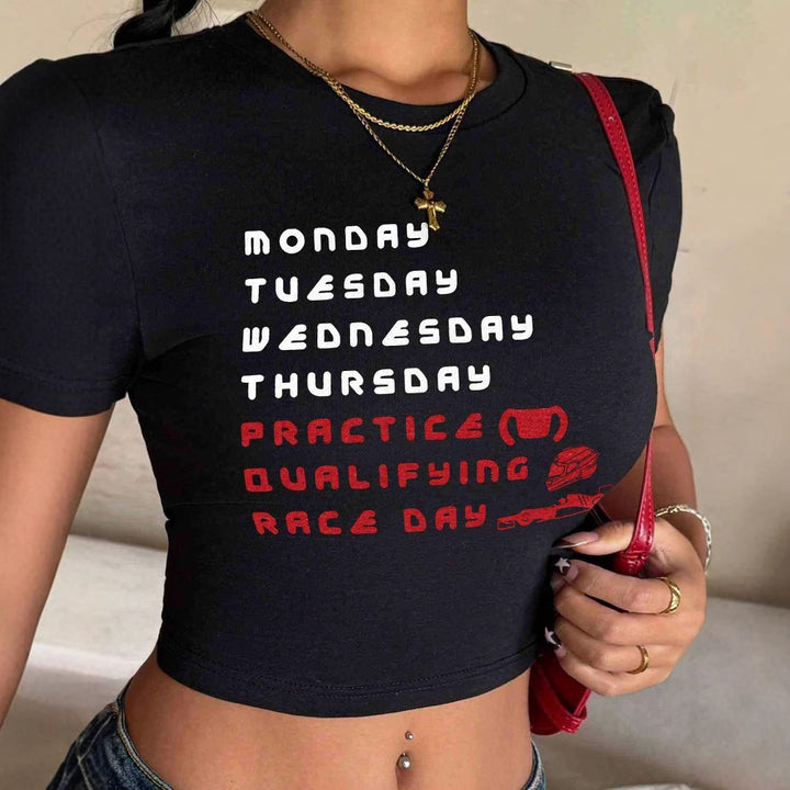 Damernas Crop-T-Shirt med stiligt racingmotiv och charmig text Mirla-Eva Jonsson