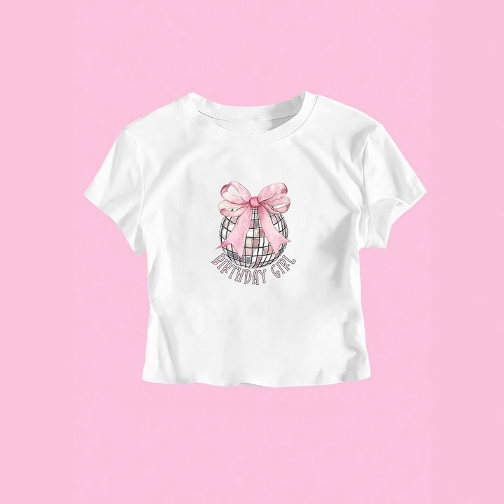 Damernas Crop-T-shirt med festligt födelsedagstema Mirla-Eva Jonsson