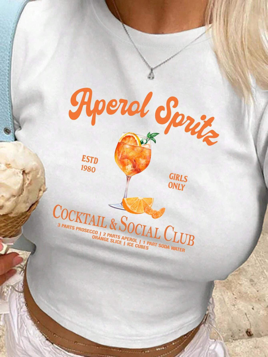 Damernas Crop-T-shirt med kreativ Cocktail-design Mirla-Eva Jonsson