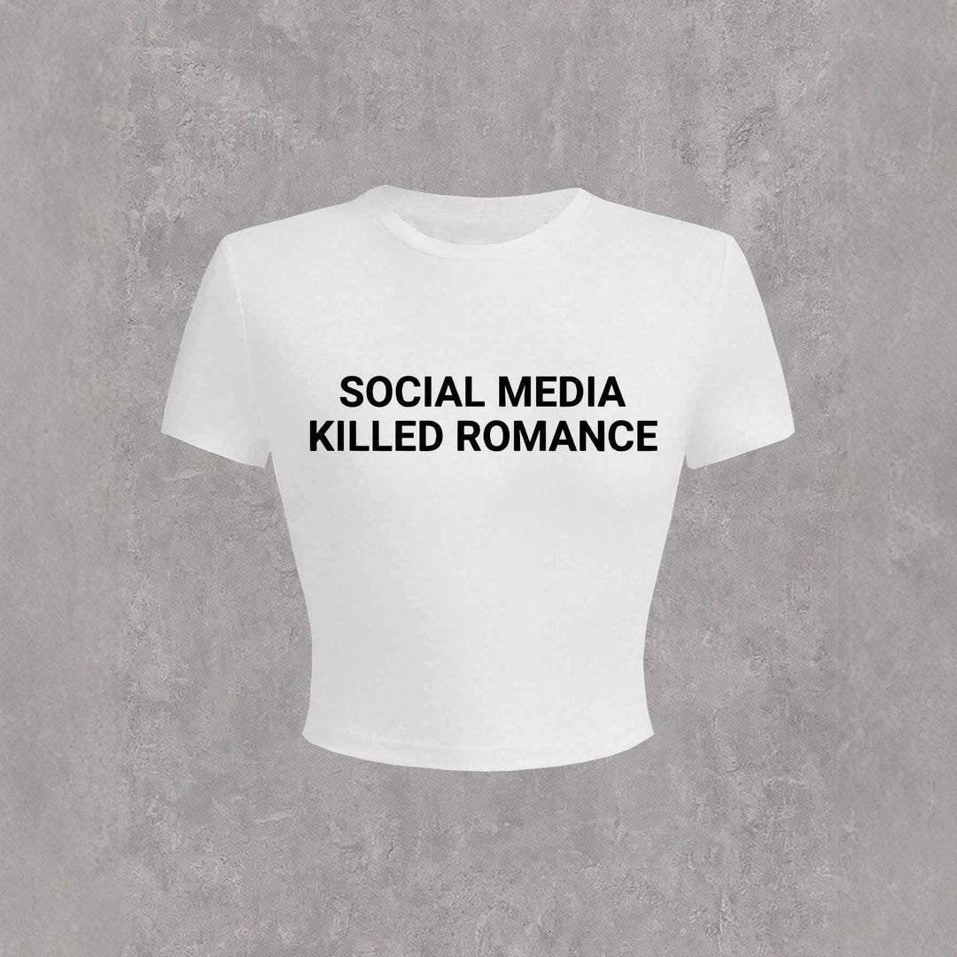 Damernas Crop-T-shirt med kreativt statementtryck och figuråtsittande snitt Mirla-Eva Jonsson