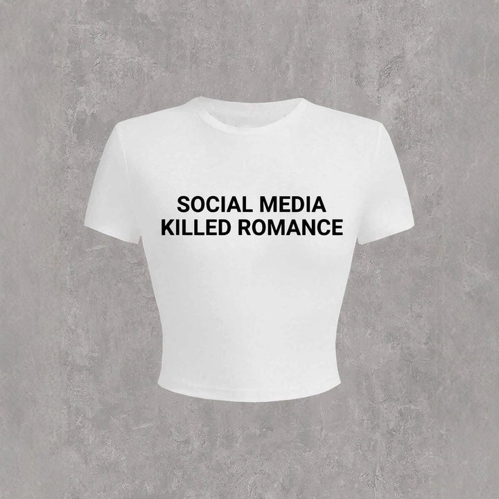 Damernas Crop-T-shirt med kreativt statementtryck och figuråtsittande snitt Mirla-Eva Jonsson