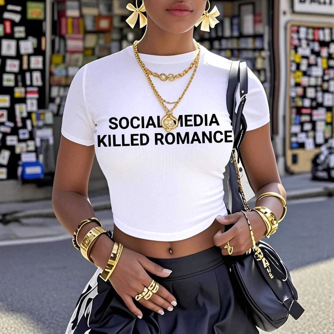 Damernas Crop-T-shirt med kreativt statementtryck och figuråtsittande snitt Mirla-Eva Jonsson