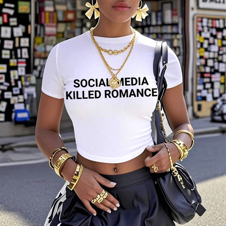 Damernas Crop-T-shirt med kreativt statementtryck och figuråtsittande snitt Mirla-Eva Jonsson