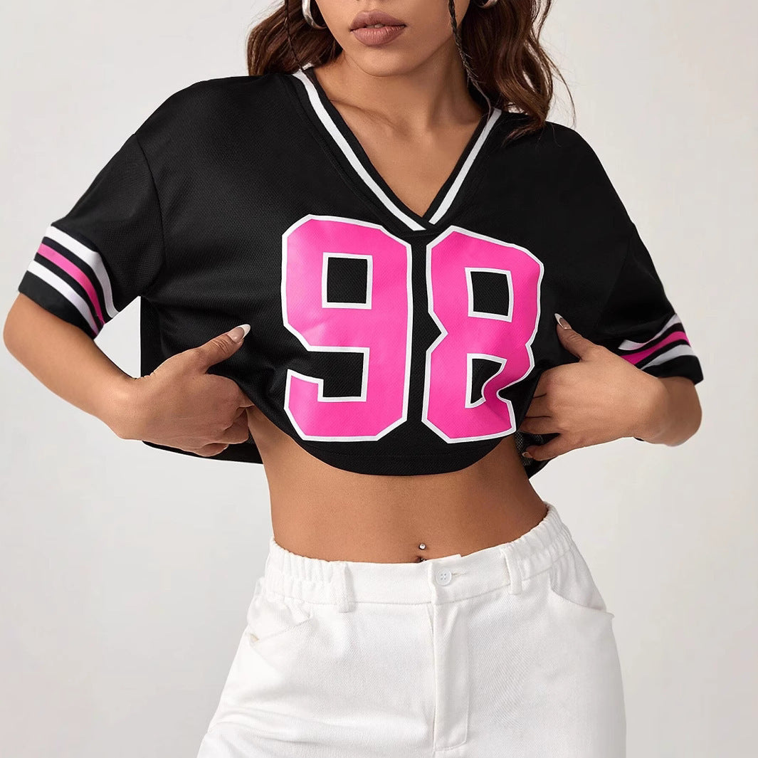 Damernas Crop-Top med sportig V-ringning och grafisk tryck Mirla-Eva Jonsson