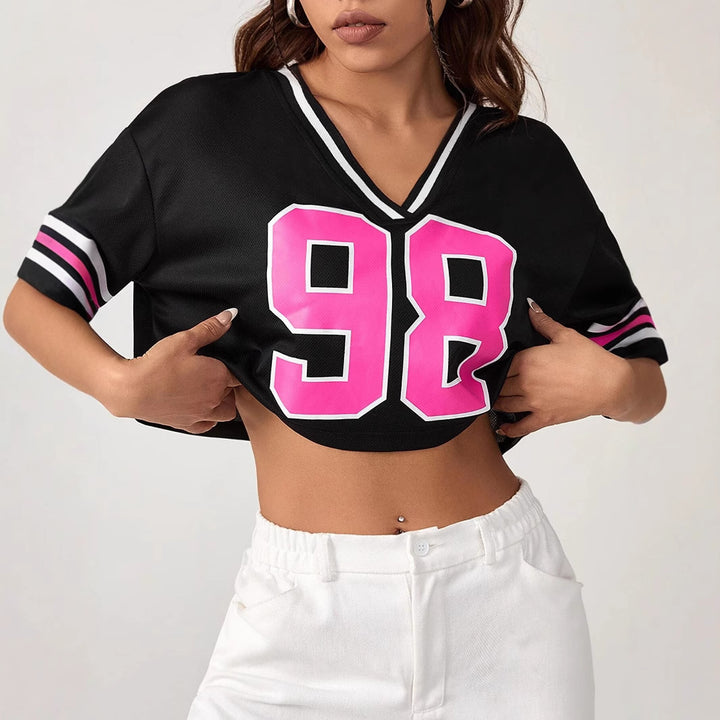 Damernas Crop-Top med sportig V-ringning och grafisk tryck Mirla-Eva Jonsson