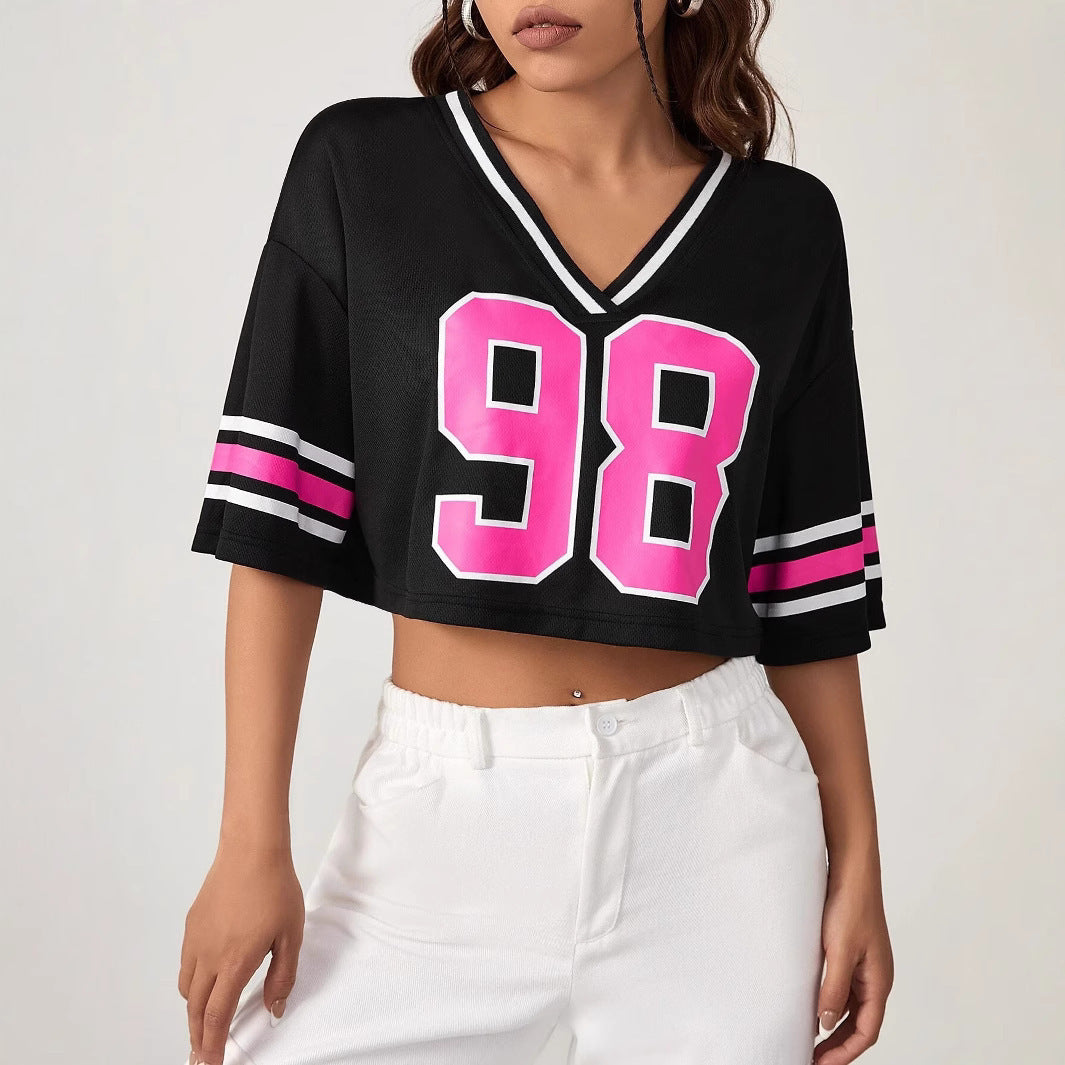 Damernas Crop-Top med sportig V-ringning och grafisk tryck Mirla-Eva Jonsson