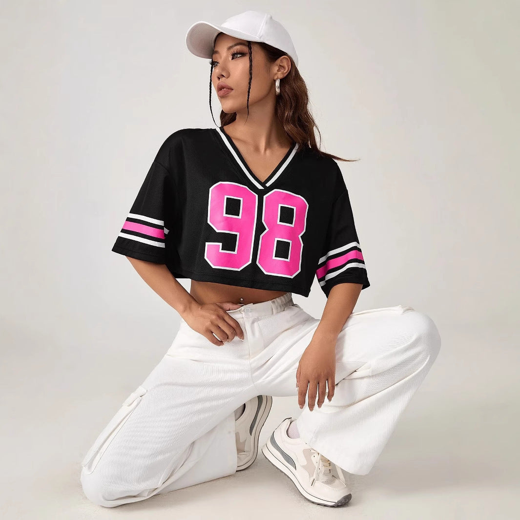 Damernas Crop-Top med sportig V-ringning och grafisk tryck Mirla-Eva Jonsson