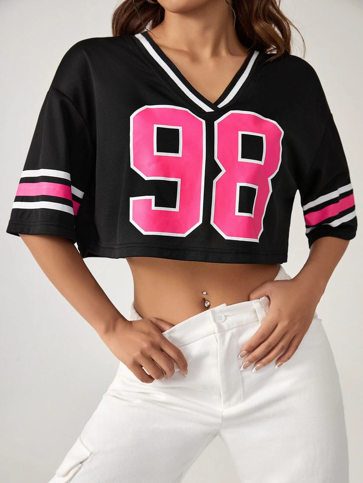 Damernas Crop-Top med sportig V-ringning och grafisk tryck Mirla-Eva Jonsson