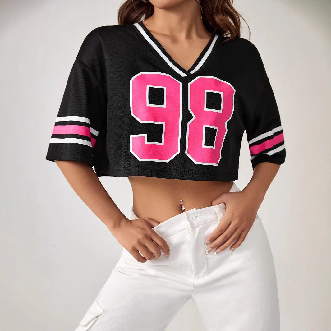 Damernas Crop-Top med sportig V-ringning och grafisk tryck Mirla-Eva Jonsson