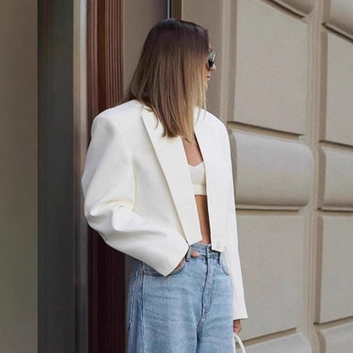 Damernas Cropped Blazer med skarpa axlar och elegant silhuett Mirla-Eva Jonsson