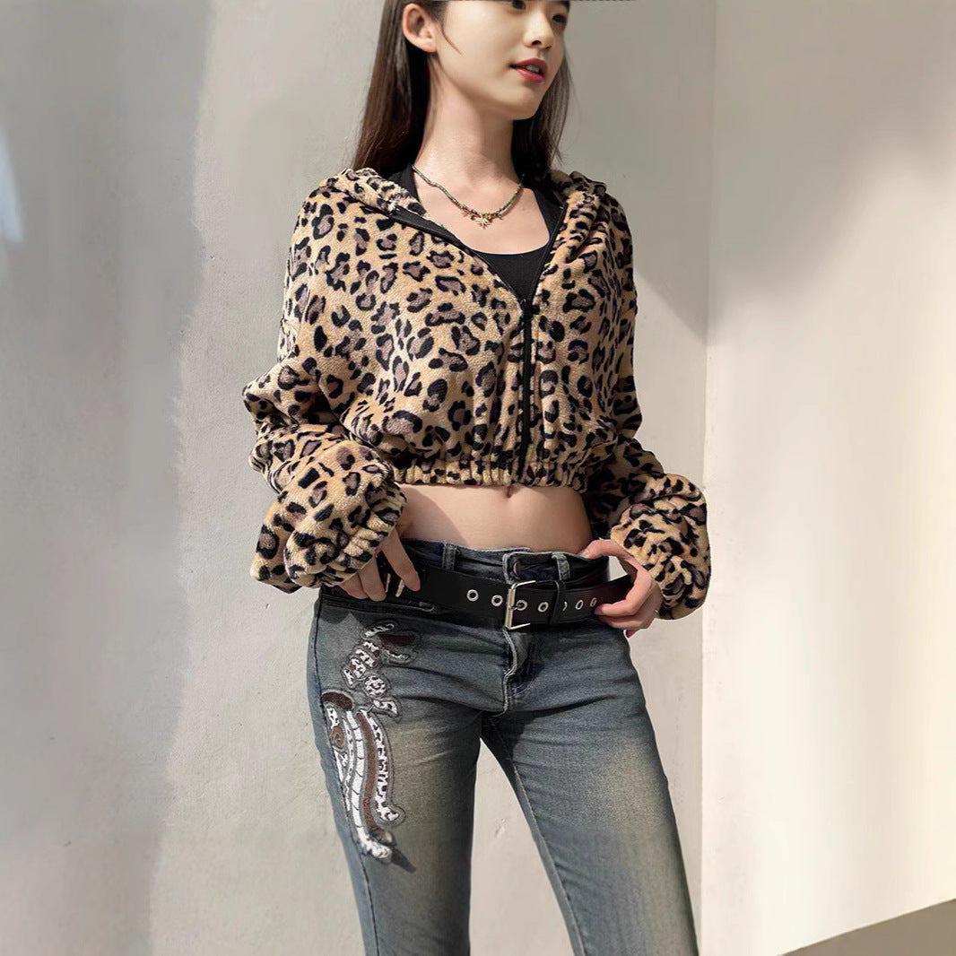 Damernas Cropped Hoodie med Leo-mönster Mirla-Eva Jonsson