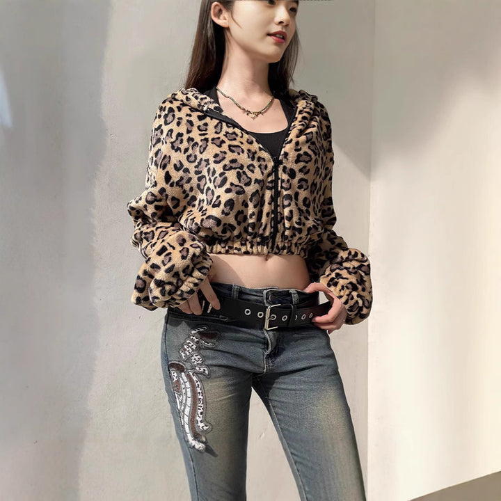 Damernas Cropped Hoodie med Leo-mönster Mirla-Eva Jonsson