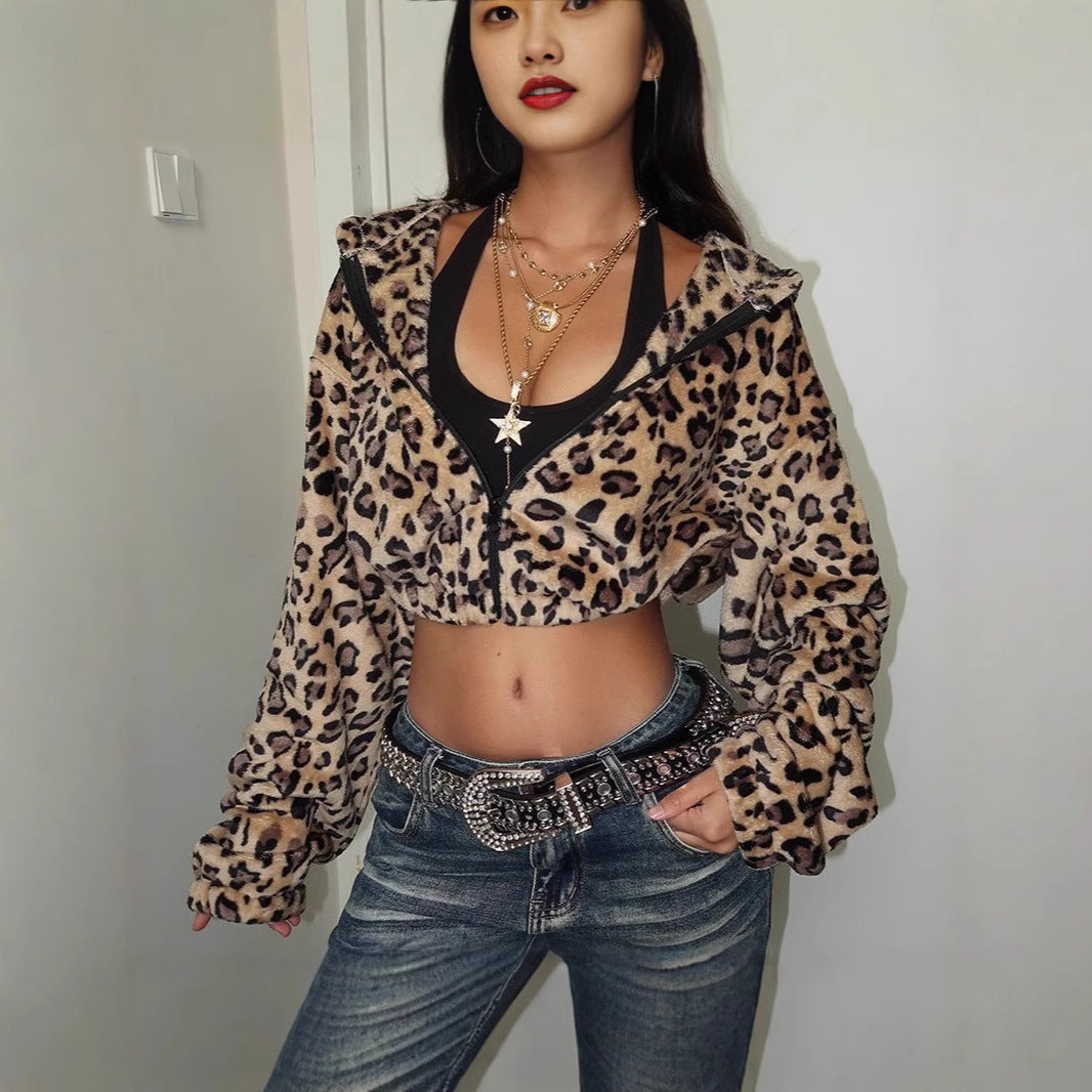 Damernas Cropped Hoodie med Leo-mönster Mirla-Eva Jonsson