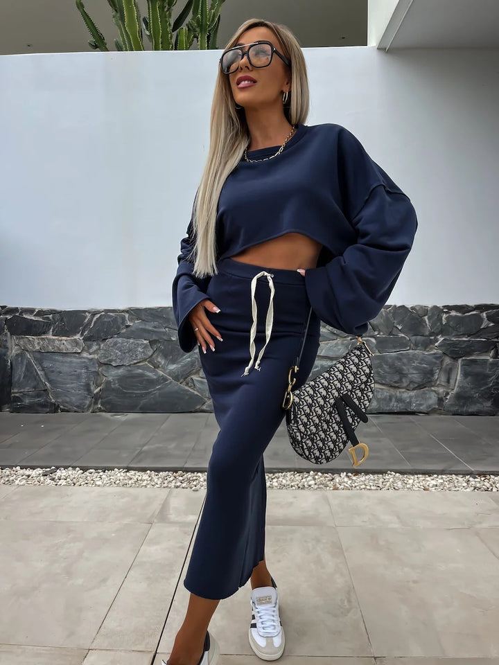 Damernas Cropped Sweatshirt och Midi Kjol Set Mirla-Eva Jonsson