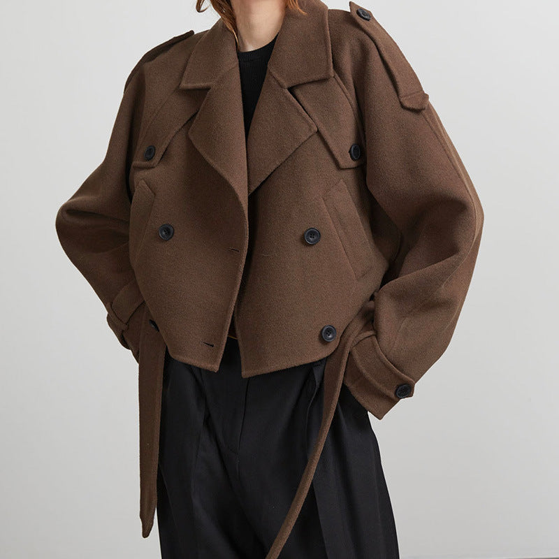 Damernas Cropped trenchcoat med justerbart bälte och dubbelknappat design Mirla-Eva Jonsson
