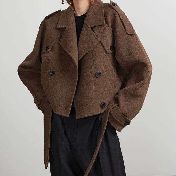 Damernas Cropped trenchcoat med justerbart bälte och dubbelknappat design Mirla-Eva Jonsson