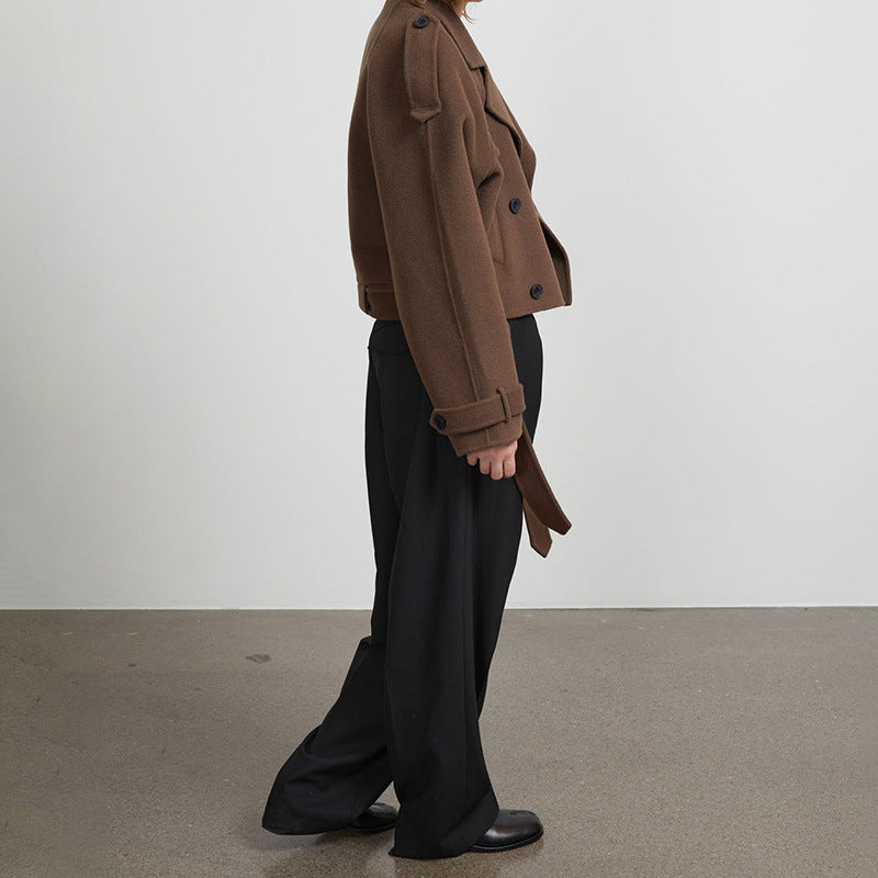 Damernas Cropped trenchcoat med justerbart bälte och dubbelknappat design Mirla-Eva Jonsson