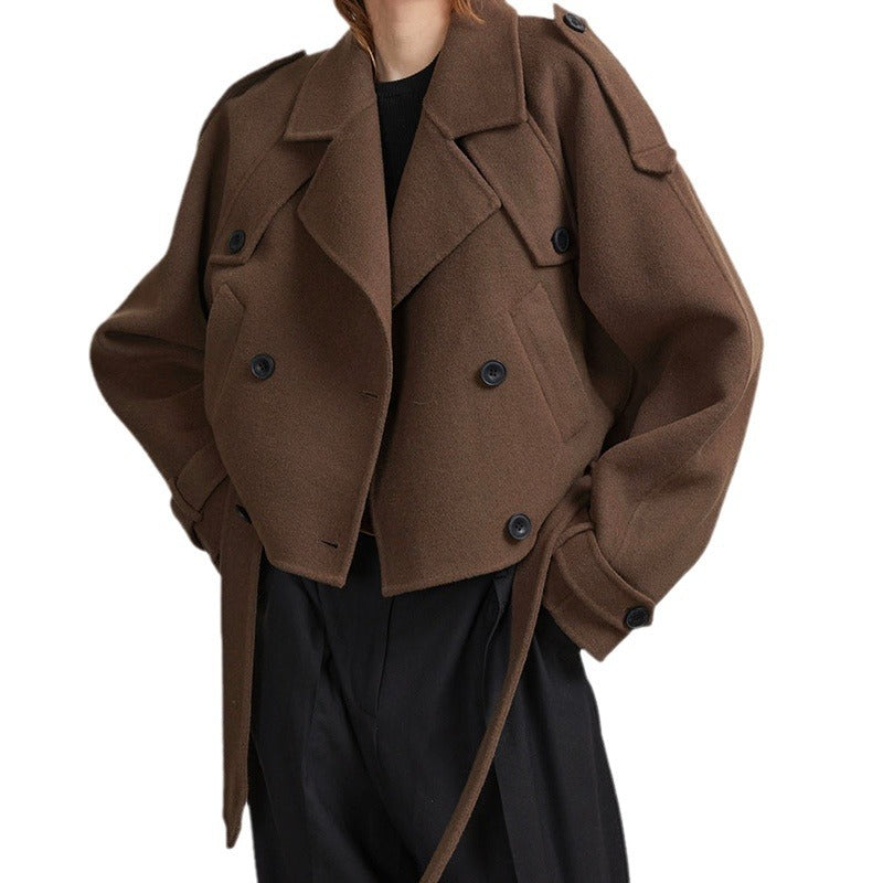 Damernas Cropped trenchcoat med justerbart bälte och dubbelknappat design Mirla-Eva Jonsson